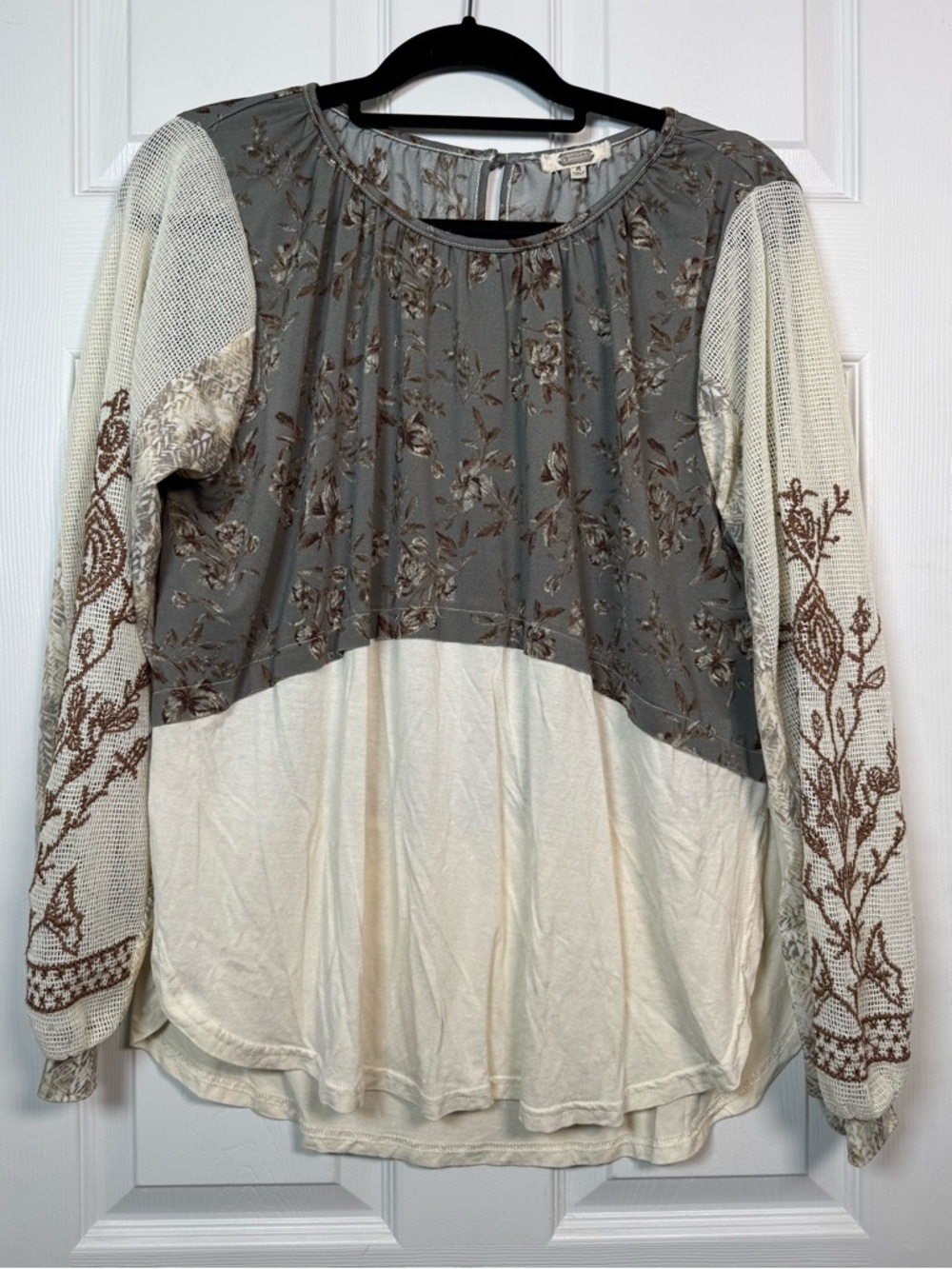 Gimmicks by BKE Boho Floral Embroidered Mesh Sleeve Top Medium